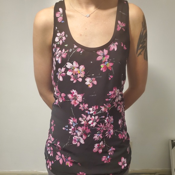 Subtle sequin and flower tank - Picture 4 of 7